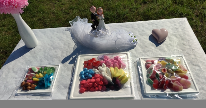 Sicher verpackt kommen die liebevoll arrangierten Süßigkeitenplatten direkt zu ihrer Hochzeit. Auspacken und genießen.